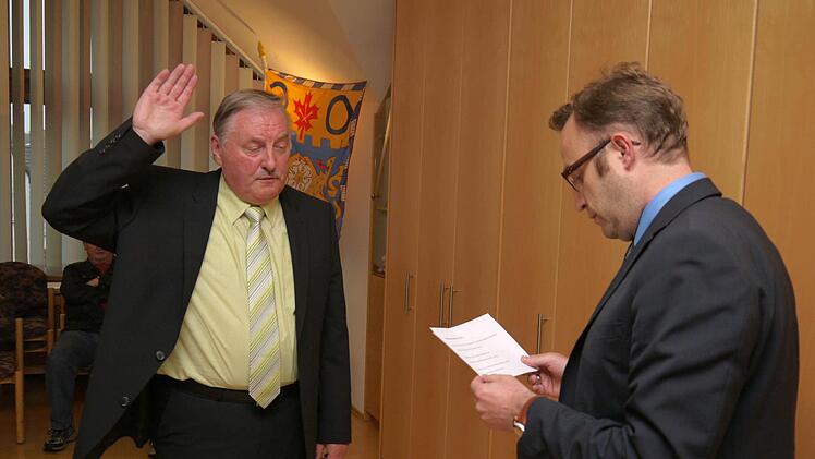 Bürgermeister Markus Mönch vereidigte Wigand Diesel (links) als neues Mitglied des Gemeinderates. Foto: Berthold Köhler
