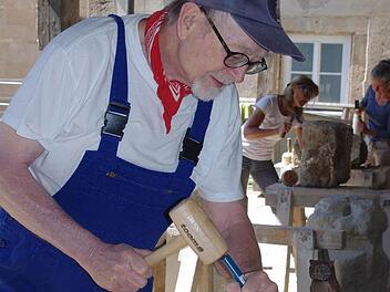 Rainer Vormbrock möchte aus Sandstein eine Eule schaffen. Den Prototyp hat er auf seinen Stein gestellt. Fotos: Heike Schülein