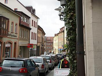 Für den Einkaufsbummel: Autos halten entlang der Kissinger Straße.Foto: Arkadius Guzy