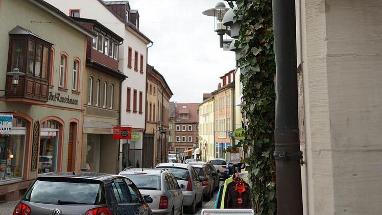 Für den Einkaufsbummel: Autos halten entlang der Kissinger Straße.Foto: Arkadius Guzy