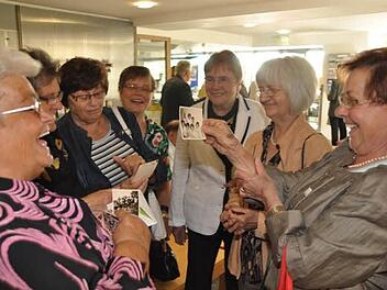 Kursteilnehmerinnen freuen sich über das Wiedersehen nach Jahrzehnten und tauschen alte Fotos und Erinnerungen aus. Foto: Lernwerk Volkersberg