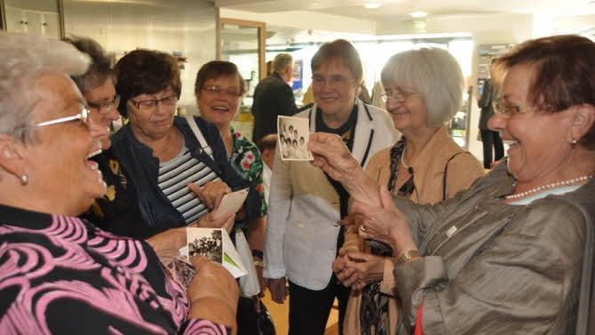 Kursteilnehmerinnen freuen sich über das Wiedersehen nach Jahrzehnten und tauschen alte Fotos und Erinnerungen aus. Foto: Lernwerk Volkersberg