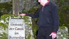Peter Staeding am Gedenkstein, den er als junger Mann mit aufgestellt hat  Foto: Paul Pöhlmann