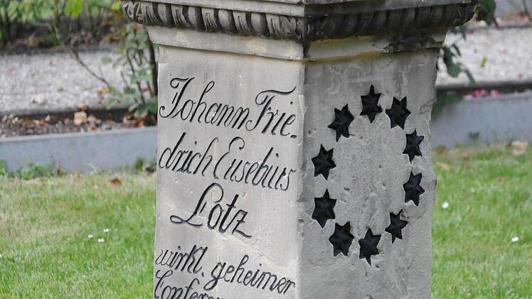 Der Stein im Garten der Loge erinnert an den Gründer Eusebius Lotz.