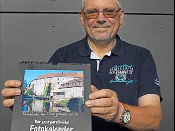 Wolfgang Pflügner mit seinem neuen Fotokalender für 2016.  Foto: sam