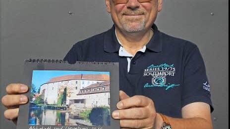 Wolfgang Pflügner mit seinem neuen Fotokalender für 2016.  Foto: sam
