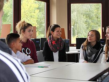 Das ist die Neue: Die Klassensprecher beschnuppern Jugendsozialarbeiterin Anke Amon an der Mittelschule Bad Brückenau. Foto: Ulrike Müller