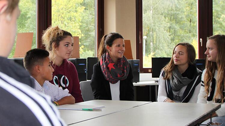 Das ist die Neue: Die Klassensprecher beschnuppern Jugendsozialarbeiterin Anke Amon an der Mittelschule Bad Brückenau. Foto: Ulrike Müller