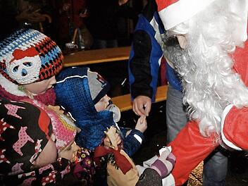 Der Nikolaus beschenkte die Kinder. Foto: Susanne Deuerling