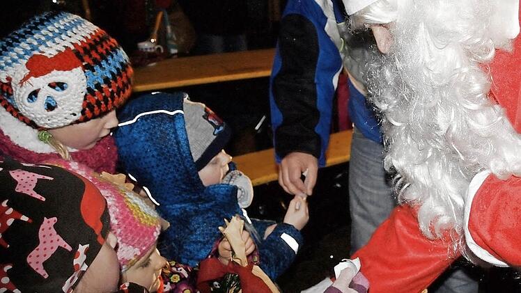 Der Nikolaus beschenkte die Kinder. Foto: Susanne Deuerling