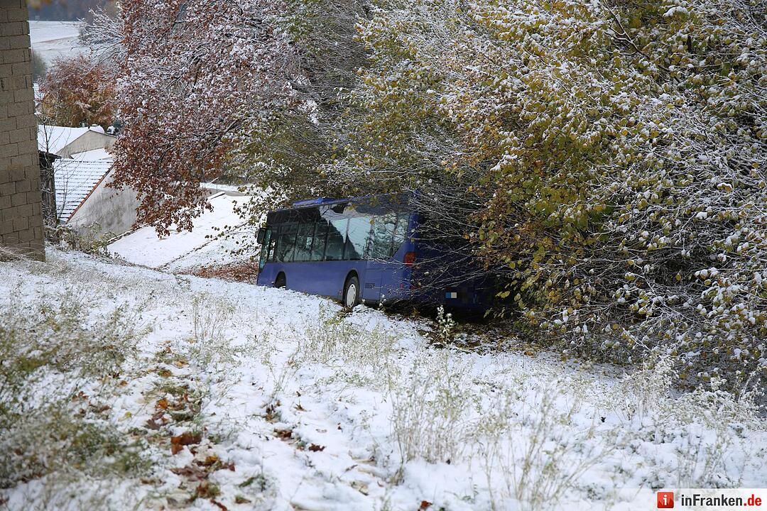 Schulbusunglück bei erstem Schnee – Bus rutscht 300 Meter den Hang hinab – Kinder zum Glück keine im Bus