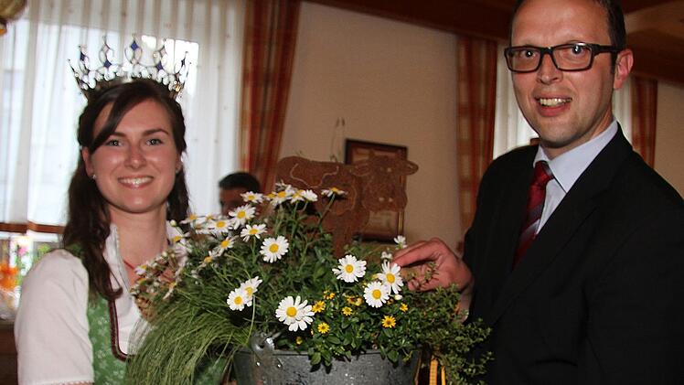 Bürgermeister Andreas Pöhner hatte eine witzige Idee: Er schenkte Blumen im Milcheimer. Und natürlich hatte auch eine Blechkuh in dem bunten Blumenensemble Platz.