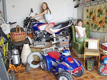 Sogar ein Motorrad der Marke Honda steht beim Flohmarkt in Wolfsdorf zum Verkauf. Die beiden Schwestern Juli und Lilo Fischer sind schon gespannt, was an den anderen Verkaufsst&auml;nden so alles Interessantes angeboten wird. Foto: Thomas H&uuml;mmer