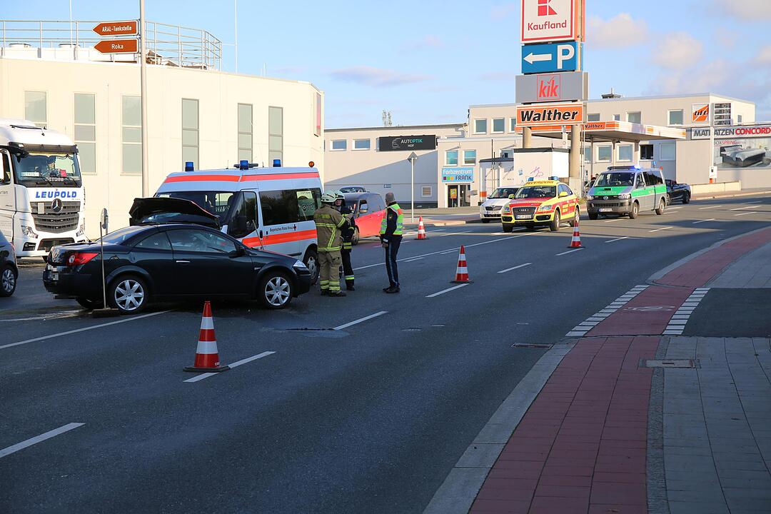 Rettungswagen und Auto stoßen in Hof zusammen