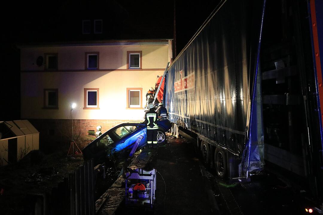 Unterfranken: Sattelzug kracht frontal in Wohnhaus - Fahrer eingeklemmt und schwer verletzt