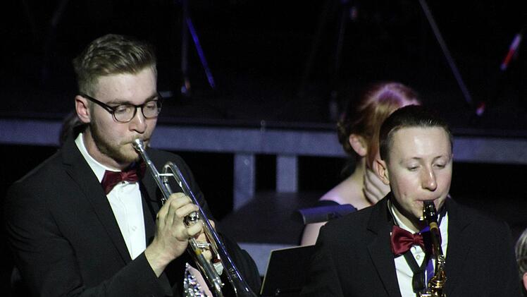 Bei "Take the A-Train" brillierten Felix Biedermann (Trompete) und Lukas Greulich (Saxofon) als Solisten und ernteten tosenden Applaus. Foto: Sonny Adam