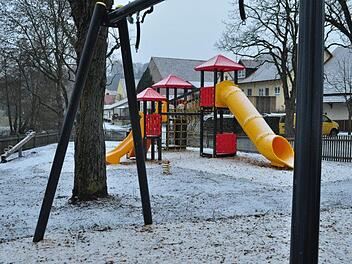 Noch müssen einige Arbeiten auf dem Spielplatz in Kraisdorf am Kriegerdenkmal ausgeführt werden, dann kann er für die Kinder freigegeben werden. Bürgermeister Ralf Nowak dankte den freiwilligen Helfern für ihren Einsatz.  Simon Albrecht