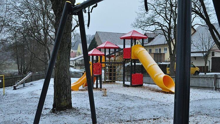 Noch müssen einige Arbeiten auf dem Spielplatz in Kraisdorf am Kriegerdenkmal ausgeführt werden, dann kann er für die Kinder freigegeben werden. Bürgermeister Ralf Nowak dankte den freiwilligen Helfern für ihren Einsatz.  Simon Albrecht