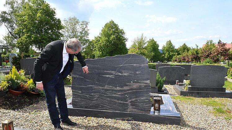 Gegen diesen Stein wurde eine Figur geschmettert.Foto: Ronald Rinklef