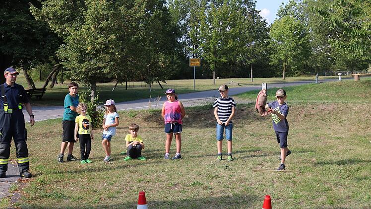 Auch das gezielte Auswerfen des Leinenbeutels war eine Station beim Feuerwehrparcours. Foto: Janina Reuter-Schad