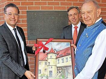 Mit einem Bild des Adelsdorfer Schlosses gratulierte Bürgermeister Karsten Fischkal (links) Altbürgermeister Ewald Münch (rechts). Mit im Bild ist Landrat Alexander Tritthart. Foto: Evi Seeger