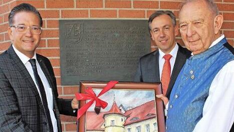 Mit einem Bild des Adelsdorfer Schlosses gratulierte Bürgermeister Karsten Fischkal (links) Altbürgermeister Ewald Münch (rechts). Mit im Bild ist Landrat Alexander Tritthart. Foto: Evi Seeger