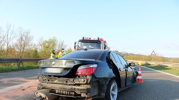Fahrzeug kracht in Leitplanke: Fahrer verstirbt an Unfallstelle