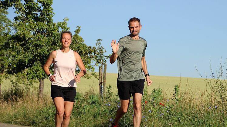 Jasmin ("Jassi") und Bernd Lindner lieben das Laufen. Da aktuell keine Massenveranstaltungen wie Marathons  stattfinden dürfen, haben sie einen Weg gefunden, sich virtuell mit anderen Läufern zu messen und auszutauschen. Diana Fuchs