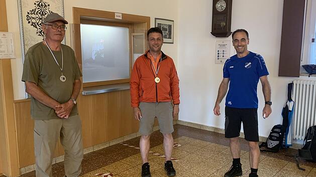 Treue Wanderer geehrt (von links): Gerold R&ouml;der und Steffen Greubel wurden von Holger Schmitt ausgezeichnet.  Foto: Sandra Schmitt