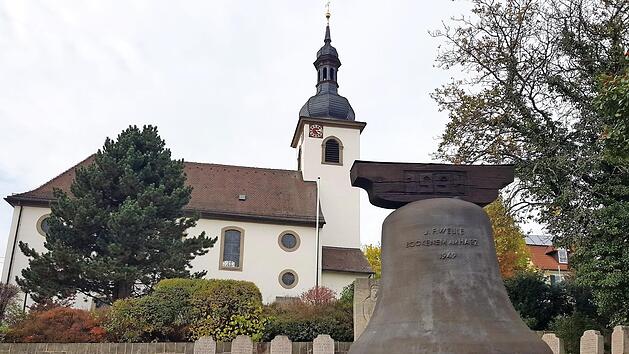Die Freiheitsglocke erinnert bis heute an den Widerstand der Ermersh&auml;user. Von 1978 bis 1993, so steht auf der Bronzetafel zu lesen, "mahnte uns diese Glocke zu Zusammenhalt und Standhaftigkeit im Kampf um die Freiheit. Gott segne und sch&uuml;tze Ermershausen".  Fotos: Eckehard Kiesewetter/Archiv