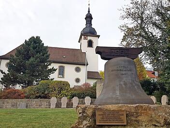 Die Freiheitsglocke erinnert bis heute an den Widerstand der Ermershäuser. Von 1978 bis 1993, so steht auf der Bronzetafel zu lesen, "mahnte uns diese Glocke zu Zusammenhalt und Standhaftigkeit im Kampf um die Freiheit. Gott segne und schütze Ermershausen".  Fotos: Eckehard Kiesewetter/Archiv