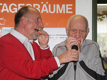 Pastoralreferent Peter Lachner (links) und Heimbewohner Georg Müller haben als Mundharmonika-Duo manches Fest auf der Pflegestation bereichert.  Der Senior freut sich auch auf das neue Haus. Foto: Gerda Völk
