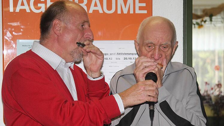 Pastoralreferent Peter Lachner (links) und Heimbewohner Georg Müller haben als Mundharmonika-Duo manches Fest auf der Pflegestation bereichert.  Der Senior freut sich auch auf das neue Haus. Foto: Gerda Völk