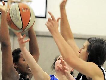 Zu selten den Weg zum Korb gefunden hat Sara Ludwig (Bildmitte) mit ihren Kolleginnen von der SG Oerlenbach/Ebenhausen. Auf unserem Bild blocken die Fürtherinnen Athina Noibi (links) und Sabina Peter. Foto: Hopf