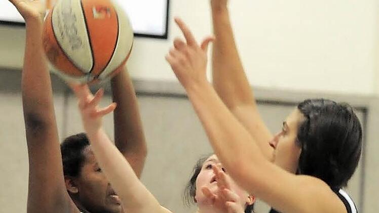 Zu selten den Weg zum Korb gefunden hat Sara Ludwig (Bildmitte) mit ihren Kolleginnen von der SG Oerlenbach/Ebenhausen. Auf unserem Bild blocken die Fürtherinnen Athina Noibi (links) und Sabina Peter. Foto: Hopf