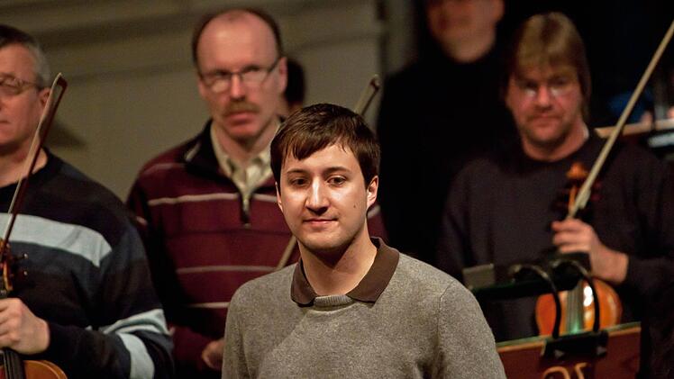 Konzertmeister Martin Emmerich (im Vordergrund) erhielt verdienten Applaus für ein klangvolles Geigensolo in Debussys "La Mer".