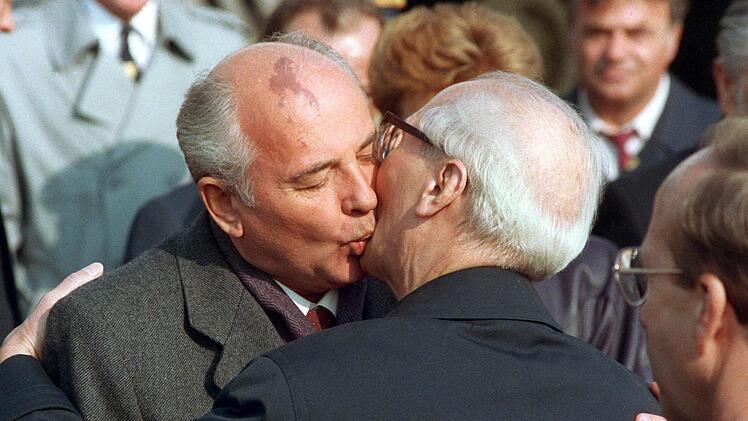 Michail Gorbatschow, Berlin (Ost), 6./7. Oktober 1989Der sowjetische Staatspräsident hatte mit seiner Politik von Glasnost und Perestroika den Boden für die Wiedervereinigung vorbereitet. Als er zur Feier des 40. Jubiläums der DDR anreiste, sagte er in die Kameras und zu DDR-Politikern immer wieder sinngemäß, dass jede Gesellschaft sich entwickeln muss. Indirekt forderte er Reformen. Wortgetreu sagte er beispielsweise "Ich glaube, Gefahren warten nur auf jene, die nicht auf das Leben reagiere...
