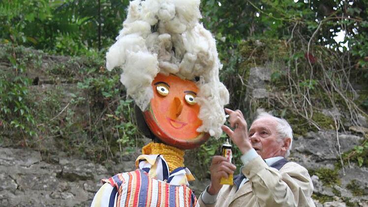 "Durch die Verhüllung ist die ganze Frisur zerstört", klagte Karlheinz Konopka - mit 74 Jahren der älteste Künstler und brachte die Frisur seiner "Haarnudel" mit Patex wieder in Ordnung.