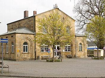 Der Bahnhof gehört nun der Stadt Bad Staffelstein. Ein Konzept für die künftige Nutzung des historischen Gebäudes soll nun erarbeitet werden.  Fotos: Matthias Einwag