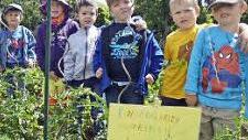 Die Kindergartenkinder von Poppenroth beim Projekt "Erde" in ihrem Gemüsegarten.  Foto: Wimmel