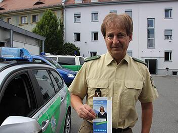 Polizeirat Uwe Herrmann mit dem Flyer für die Verkehrssicherheitsaktion "Bayern mobil - sicher ans Ziel". Er appelliert an die Vernunft der Autofahrer.  Foto: Friedwald Schedel