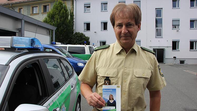 Polizeirat Uwe Herrmann mit dem Flyer für die Verkehrssicherheitsaktion "Bayern mobil - sicher ans Ziel". Er appelliert an die Vernunft der Autofahrer.  Foto: Friedwald Schedel