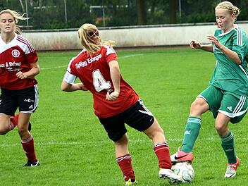 SpVgg Erlangen II - TSV Lonnerstadt. Gästestürmerin Christina Spörl (rechts) beißt sich an der Erlanger Spielführerin Susanne Klotz die Zähne aus. Michaela Pflaum (links) beobachtet die Szene. Foto: herzopress