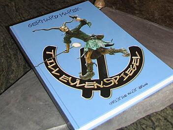 Till Eulenspiegel ist ein Faszinosum: Gerhard Marek, der Besitzer des Waffenhammers und dortigen Till Eulenspiegel-Museums hat alle Historien Till Eulenspiegels gesammelt und in einem Buch mit Illustrationen aus seinem Till-Eulenspiegel-Museum bereichert. Foto: Sonja Adam