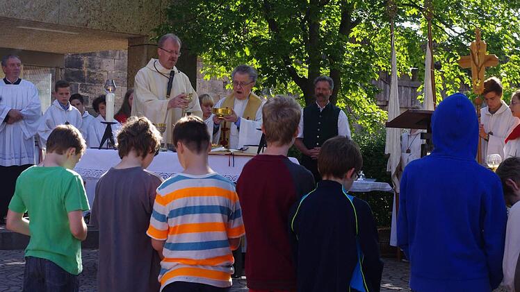 Regionaldekan Thomas Teuchgräber und Pater Johannes Effern zelebrierten den Festgottesdienst am ersten Altar beim Rathaus.
