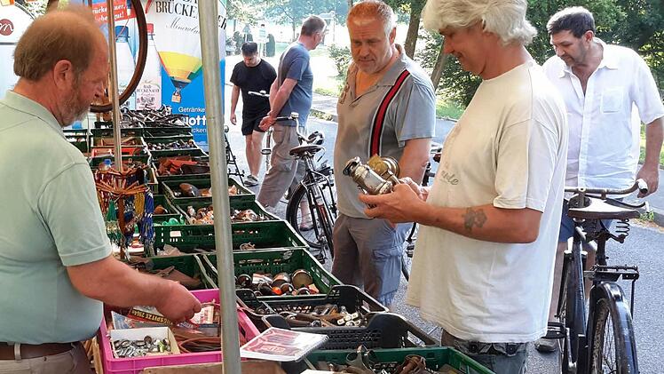 Ein kurzes Verhandlungsgespräch, dann ist man sich über den Preis einig. Geld und Ware wechseln den Besitzer.Foto: Rolf Pralle