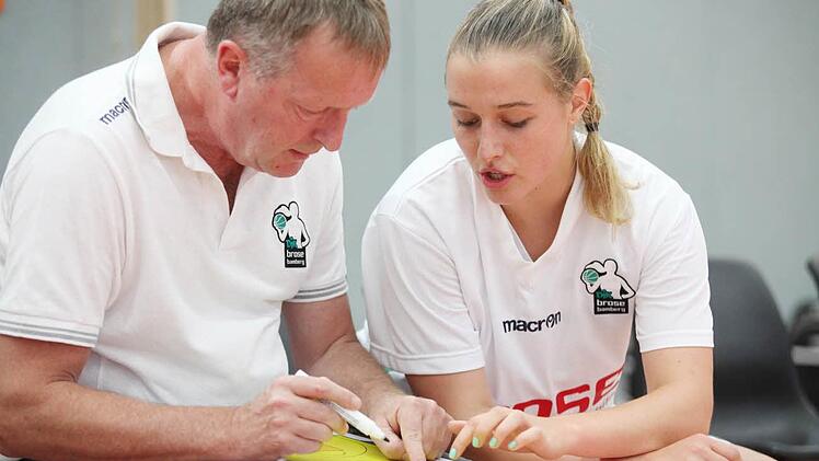 Coach Ulf Schabacker erkl&auml;rt der verletzt ausgeschiedenen Sandra Schr&uuml;fer ein System. Foto: Hader