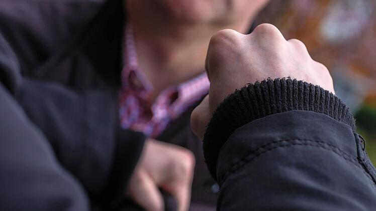 Der Angeklagte schlug mit der Faust gegen den Unterkiefer des Geschädigten.  Symbolfoto: Christopher Schulz