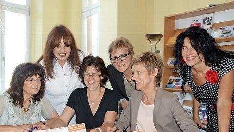 Sie freuen sich auf die Begegnungen mit vielen interessanten Frauen: Agathe Wachter, Felicitas Lubos, Heike S&ouml;llner, Christine Friedlein, Ute Volpert und Nicola Probst (von links). Foto: Dagmar Besand