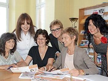 Sie freuen sich auf die Begegnungen mit vielen interessanten Frauen: Agathe Wachter, Felicitas Lubos, Heike Söllner, Christine Friedlein, Ute Volpert und Nicola Probst (von links). Foto: Dagmar Besand